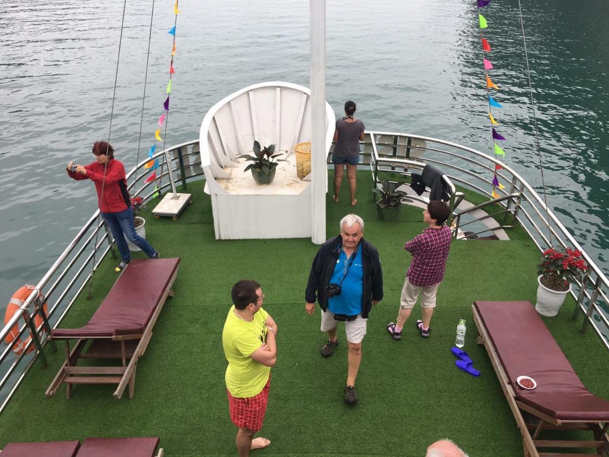 Cat Ba Bay Cruises Hotel Dong Khe Sau Kültér fotó